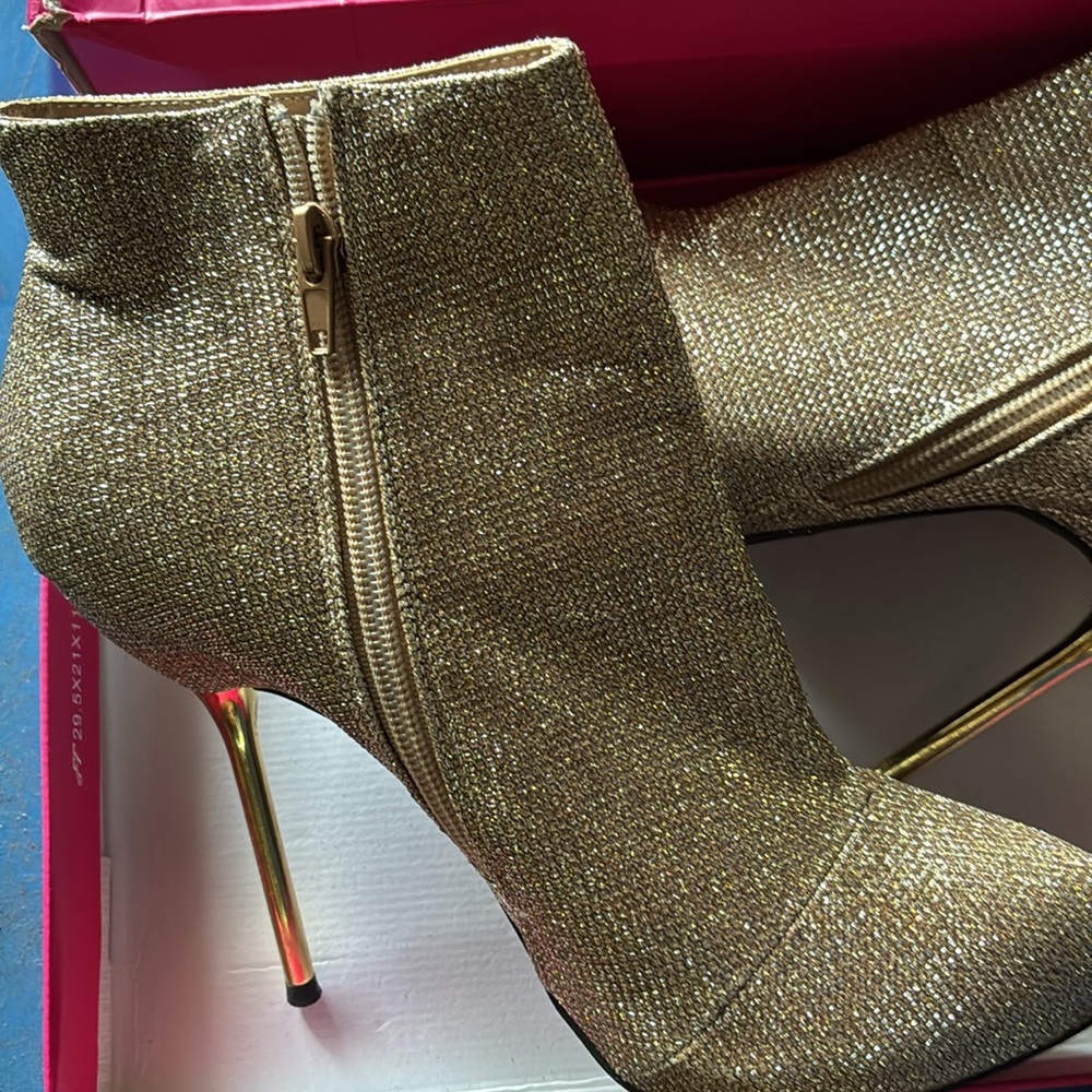 FINAL REDUCTION Shoe Dazzle Gold Ankle Bootie